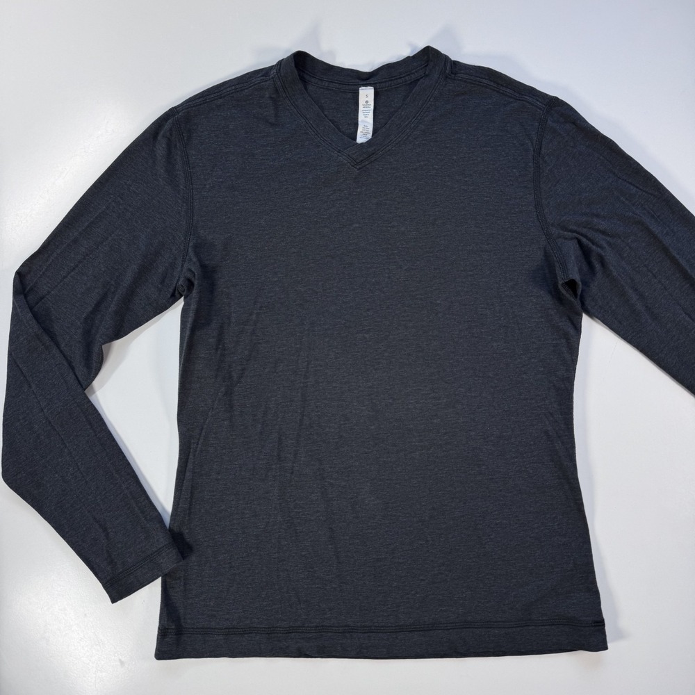 LULULEMON Fundamental Long Sleeve Shirt V Neck Mens Small Gray Soft Classic Tech